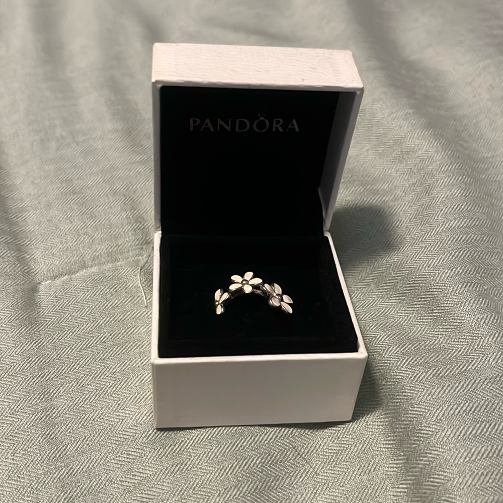 Daisy ring size 5 from pandora